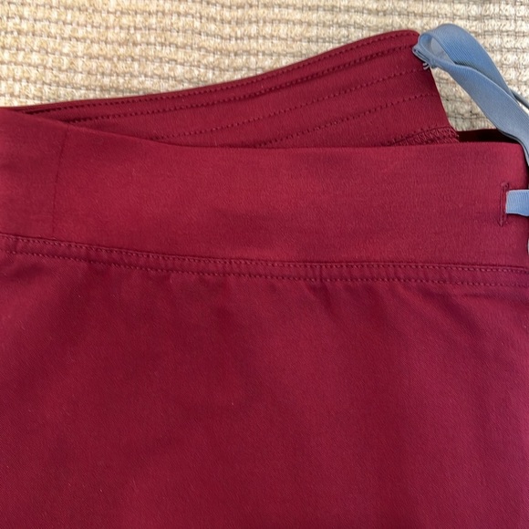 Figs Women’s Livingston Basic Scrub Pants in Burgundy, Size M - Picture 5 of 5